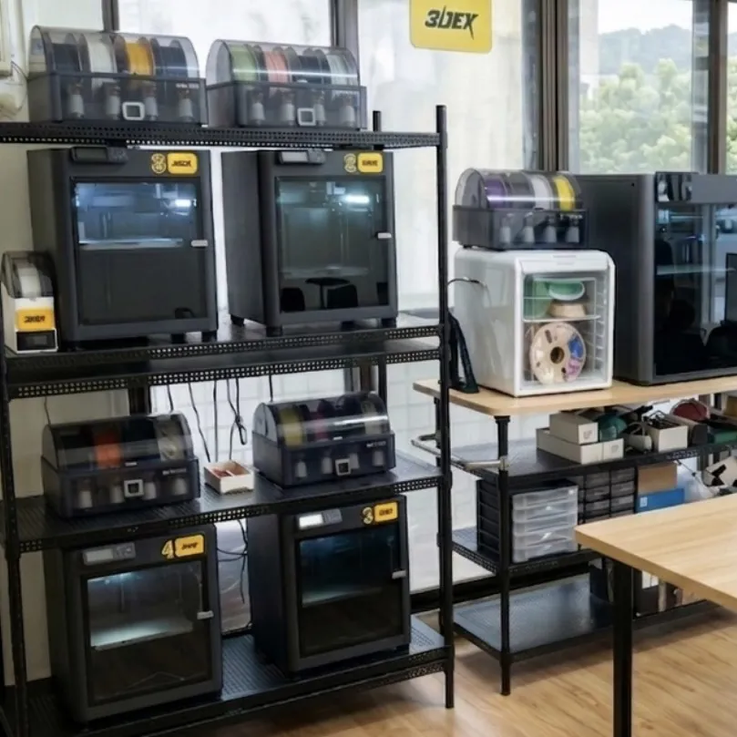 三德列印工作室：數台 H2C 與 P1S 3D 印表機與線材架